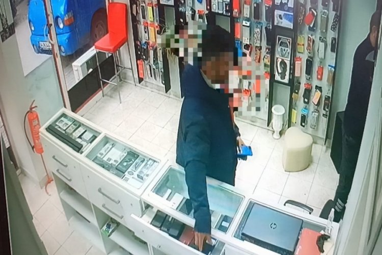 Bursa'da hırsız &ouml;nce g&uuml;venlik kamerasına sonra polise yakalandı! Cezaevine&nbsp;g&ouml;nderildi...