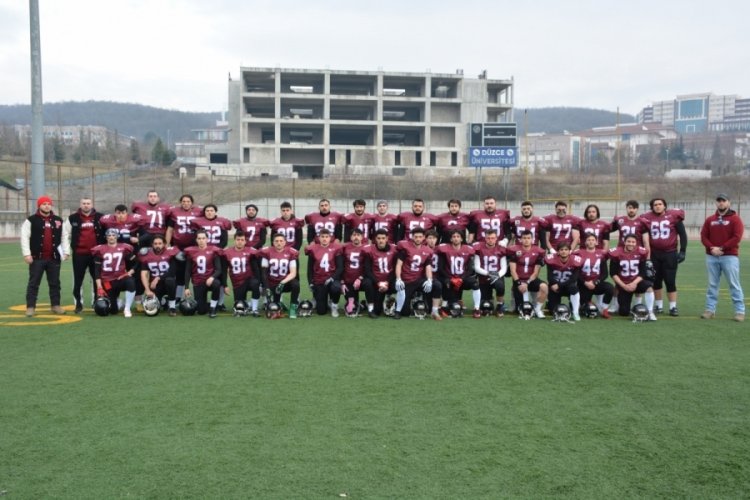 D&uuml;zce &Uuml;niversitesi korumalı futbol takımı galibiyetle başladı