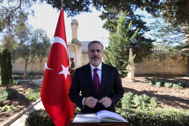 Hakan Fidan, Malta'da T&uuml;rk Şehitliği'ni ziyaret etti