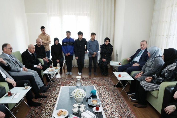 Cumhurbaşkanı Erdoğan'dan depremzede aileye ziyaret