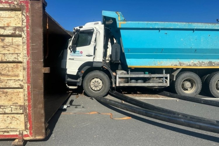 Alanya'da iki kamyon &ccedil;arpıştı: 2 yaralı