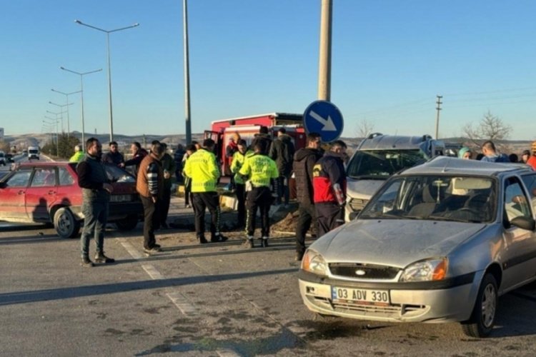 Afyonkarahisar'da zincirleme kaza: 10 yaralı