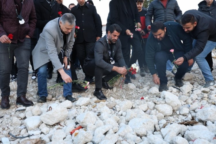 Hataysporlu futbolcular ve teknik ekip, R&ouml;nesans Rezidans enkazına karanfil bıraktı
