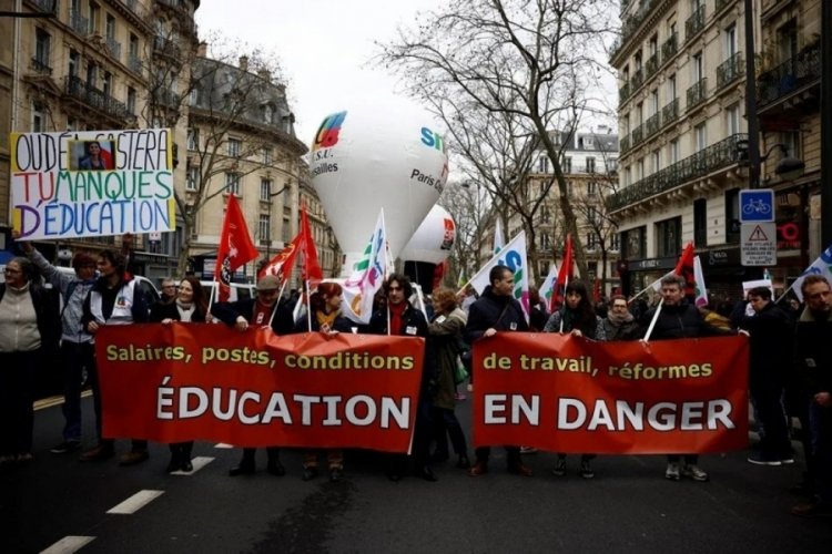 Paris'te &ouml;ğretmenler maaş artışı talebiyle sokağa &ccedil;ıktı