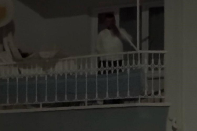 Isparta'da sinir krizi ge&ccedil;iren alkoll&uuml; şahıs, polis ekiplerine tencere, tava ve bı&ccedil;ak fırlattı