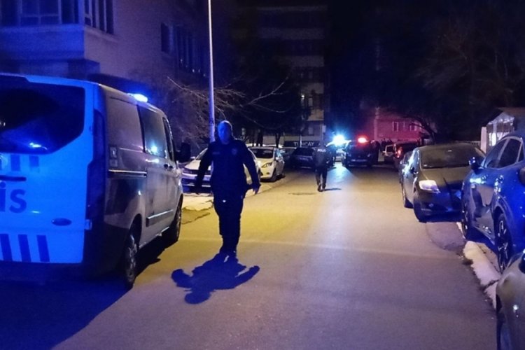 İstedikleri parayı alamayınca iki kişiyi bı&ccedil;akladılar