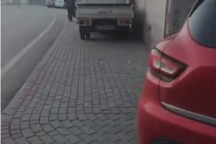 Bursa'da ara&ccedil;larını kaldırıma park ettiler