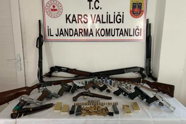Kars'ta silah ka&ccedil;ak&ccedil;ılarına yapılan operasyonda 9 g&ouml;zaltı