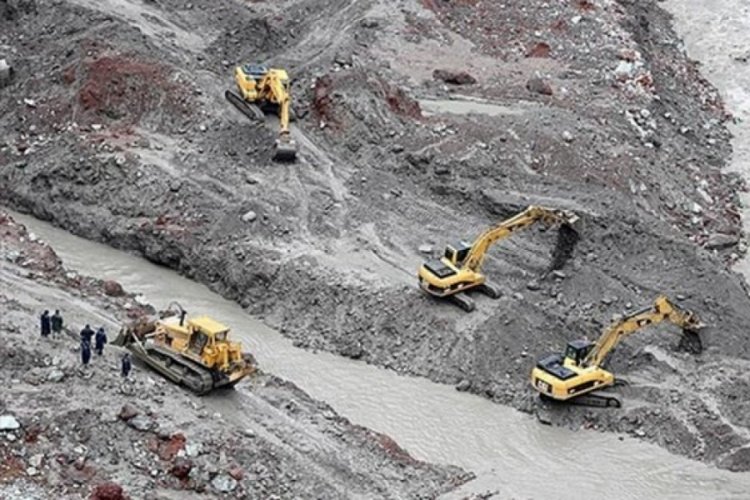 G&uuml;rcistan'da toprak kayması can aldı: 5 &ouml;l&uuml;