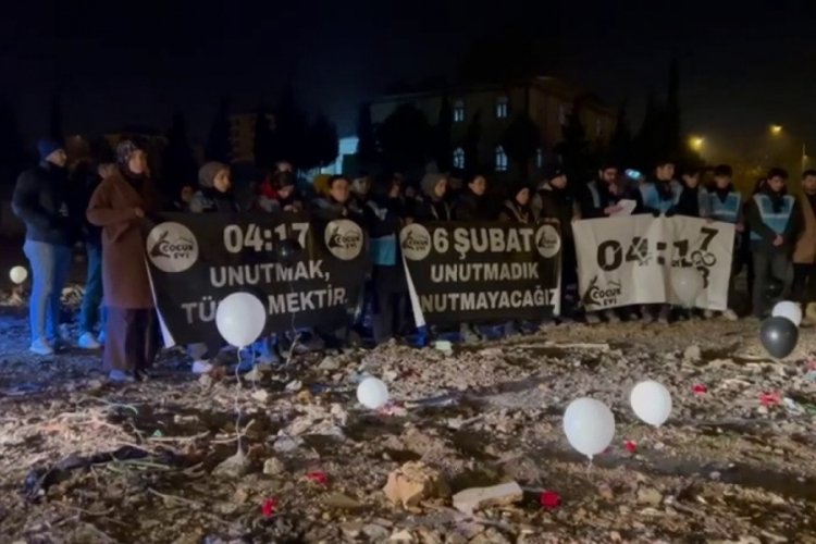 Enkazlara balonlar ve karanfiller bırakıldı