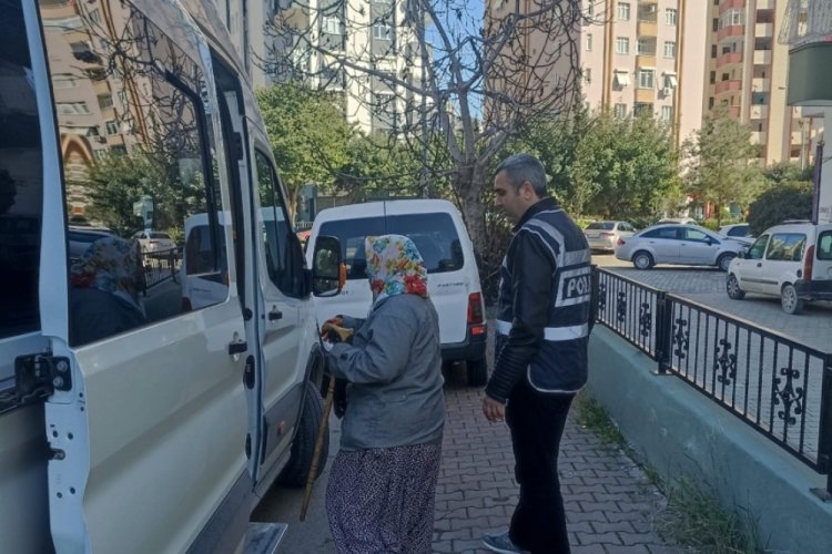 Adana'da camilerde dilenen kadınlar g&ouml;zaltına alındı