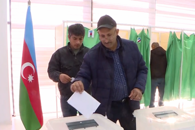 Azerbaycan'da cumhurbaşkanı se&ccedil;imi başladı