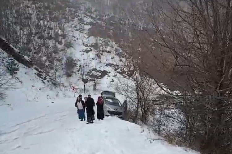 Tokat'ta karlı yolda tır mahsur kaldı