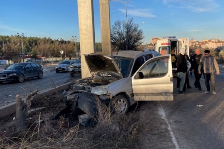 Eskişehir'de ara&ccedil; &uuml;st ge&ccedil;itin ayağına &ccedil;arptı