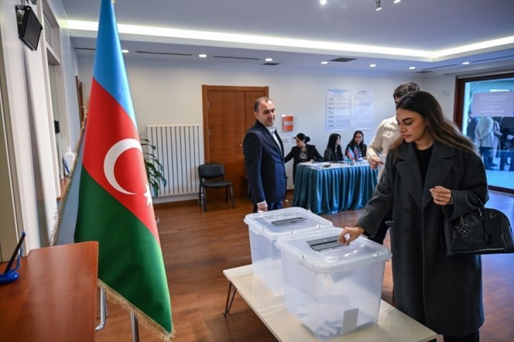 Azerbaycan vatandaşları İstanbul'da sandık başına gitti
