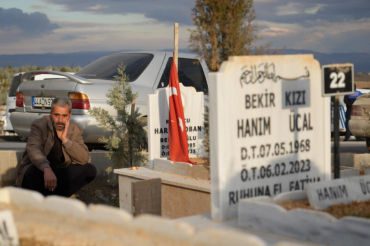 Deprem mezarlıklarında yas ve g&ouml;zyaşı