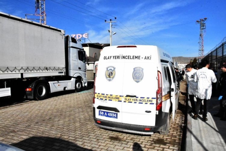 Sivas'ta uyumak i&ccedil;in girdiği TIR'ında &ouml;l&uuml; bulundu