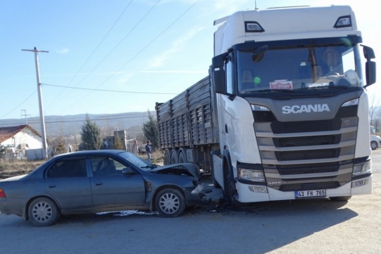 K&uuml;tahya'da tır ile otomobil &ccedil;arpıştı! 4 yaralı