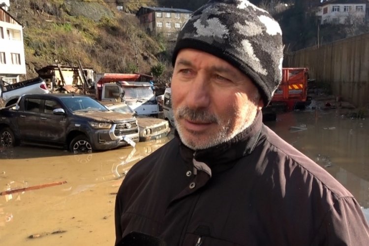 Artvin Bor&ccedil;ka'da caminin i&ccedil;inde mahsur kalan cemaat o anları anlattı