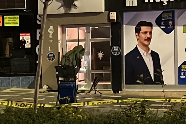 AK Parti İl Başkanlığı binasının kapısına bırakılan ş&uuml;pheli paketten &ccedil;&ouml;p &ccedil;ıktı