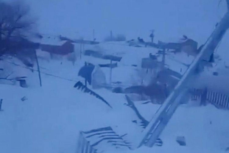 Ardahan'da 4 evin &uuml;zerine &ccedil;ığ d&uuml;şt&uuml;