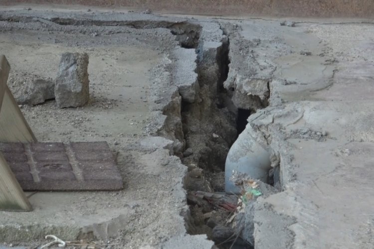 Bursa'da inşaat &ccedil;alışması siteyi yerinden oynattı! 15 hane boşaltıldı