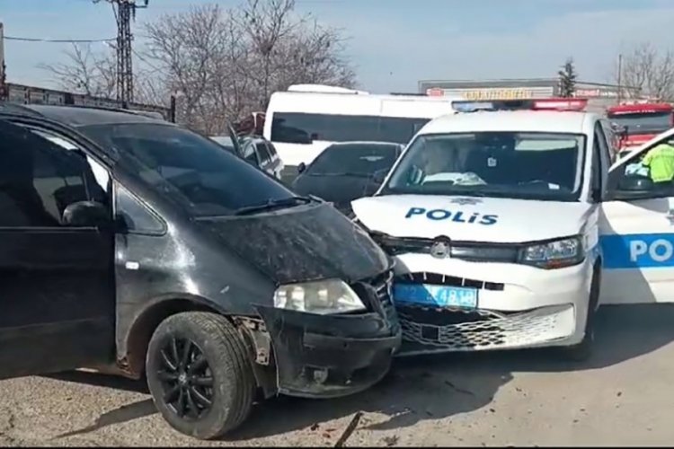 Edirne'de Bulgaristan plakalı otomobil polis aracına &ccedil;arptı! 2 polis yaralı