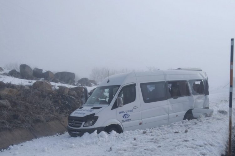 Bing&ouml;l'de hafif ticari ara&ccedil; minib&uuml;se &ccedil;arptı! 7 yaralı