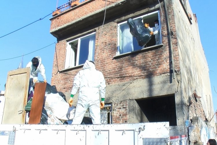 Bursa'da k&ouml;t&uuml; koku ihbarı &uuml;zerine 2 katlı evden 1 kamyon dolusu &ccedil;&ouml;p &ccedil;ıkartıldı