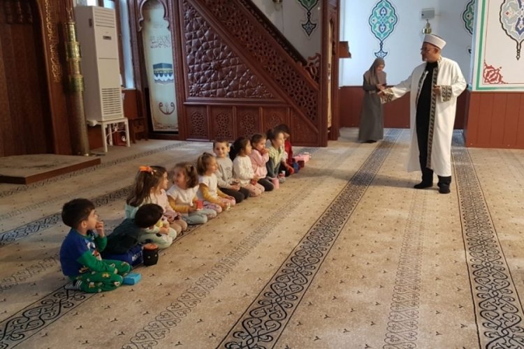 Bursa'da minik Kur'an Kursu &ouml;ğrencileri har&ccedil;lıklarını ihtiya&ccedil; sahiplerine bağışladı