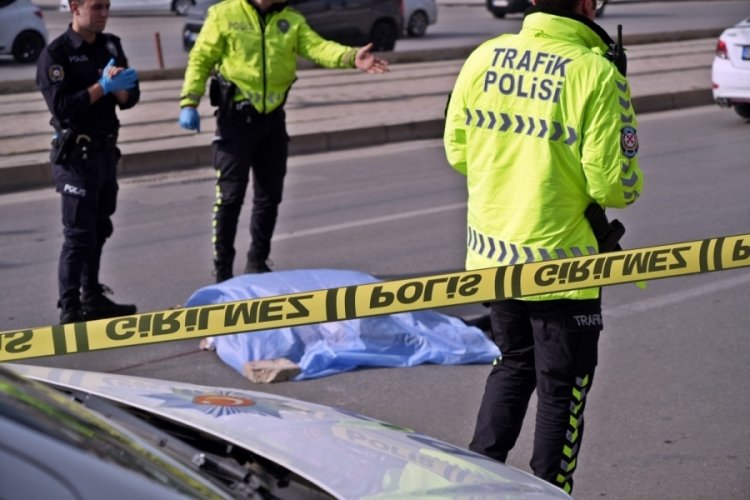 Yaya ge&ccedil;idi eceli oldu, kamyonetin yol verdiği yayalara otomobil &ccedil;arptı