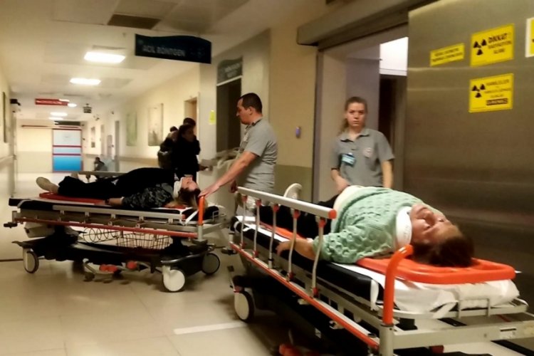 Bursa'da otomobil ile hafif ticari ara&ccedil; &ccedil;arpıştı! Yaralılar var