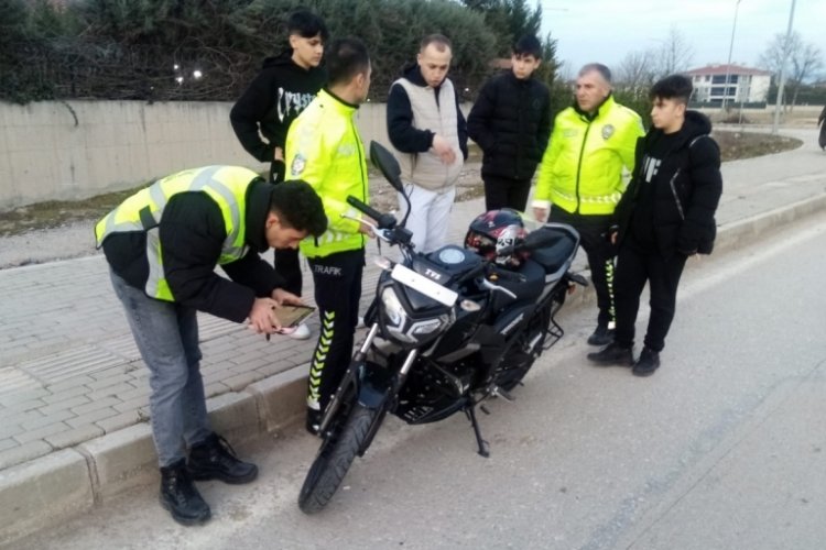 Bursa'da motosikletiyle kaza yapan ehliyetsiz s&uuml;r&uuml;c&uuml;ye 12 bin 977 TL ceza yazıldı