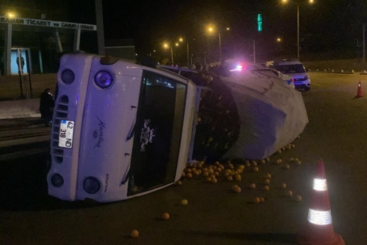 Karaman'da devrilen narenciye y&uuml;kl&uuml; kamyonetin s&uuml;r&uuml;c&uuml;s&uuml; &ouml;l&uuml;mden d&ouml;nd&uuml;