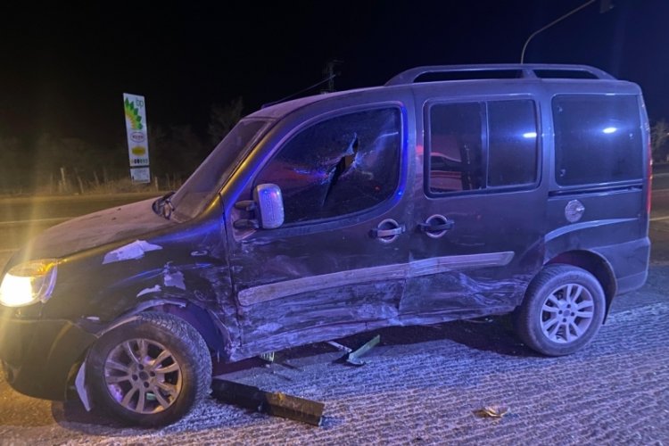 Konya'da otomobil ile hafif ticari ara&ccedil; &ccedil;arpıştı: 5 yaralı