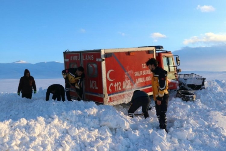 Ağrı'da rahatsızlanan kadın 6 saatlik &ccedil;alışma sonucu hastaneye ulaştırıldı