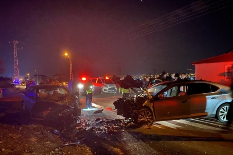 Erzincan'da iki otomobil &ccedil;arpıştı: Yaralılar var