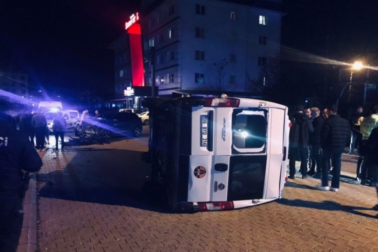 Bolu'da otomobil ile &ccedil;arpışan minib&uuml;s devrildi