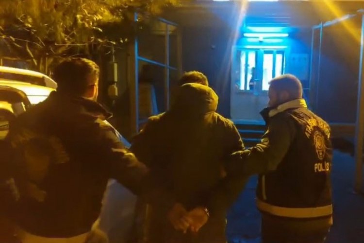 İstanbul'da aracın &ouml;n&uuml;n&uuml; keserek s&uuml;r&uuml;c&uuml;ye ve yanındaki &ccedil;ocuğa k&uuml;f&uuml;rler etti