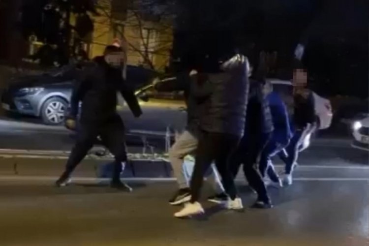 İstanbul'da trafikte iki kişi bacağından bı&ccedil;aklandı