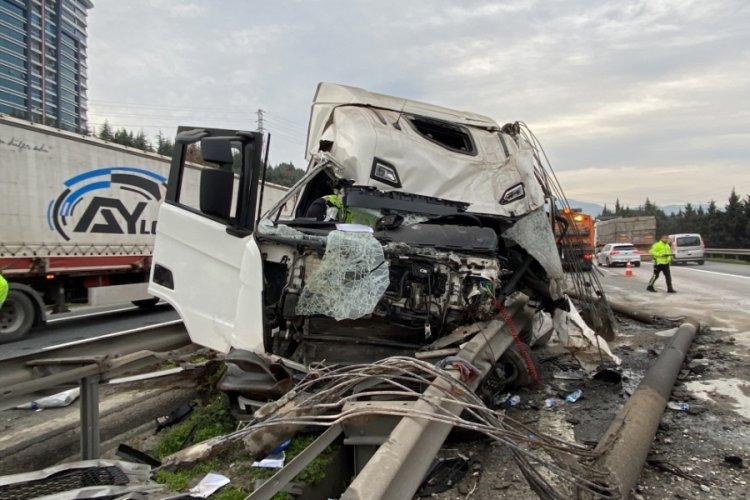 Kocaeli'de tır, orta ref&uuml;je girerek bariyerlere &ccedil;arptı, 2 aydınlatma direğini devirdi