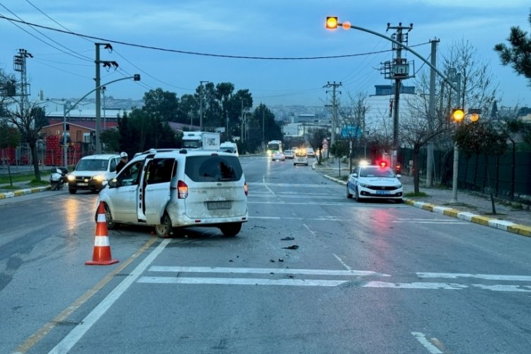 Kocaeli'de hafif ticari ara&ccedil; ile otomobil &ccedil;arpıştı