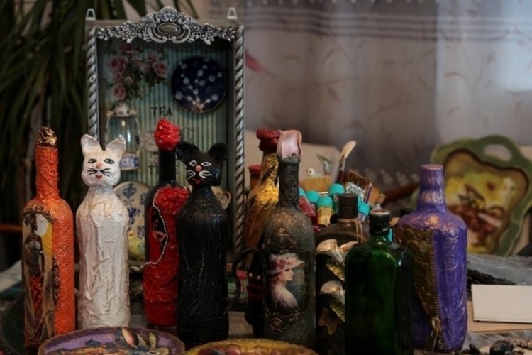 Adana'da atık şişe ve tahtalar onun elinde sanat eserine d&ouml;n&uuml;ş&uuml;yor