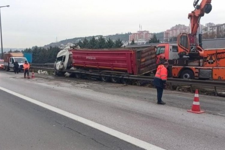 Kocaeli'nde TEM'de tır bariyerlere &ccedil;arptı! 2 yaralı