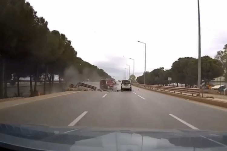 Bariyerlere &ccedil;arpan ara&ccedil; hurdaya d&ouml;nd&uuml;, s&uuml;r&uuml;c&uuml; hayatını kaybetti