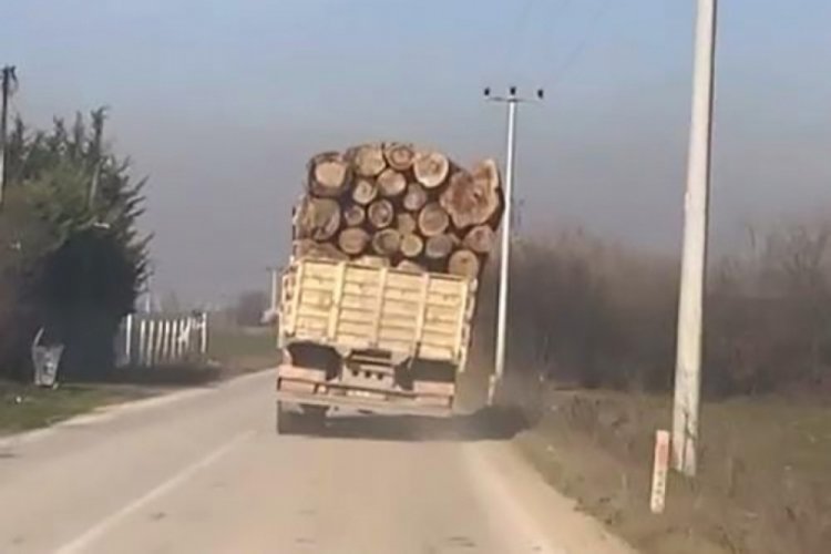 Bursa'da tomruk y&uuml;kl&uuml; kamyonun devrilme anı kamerada!