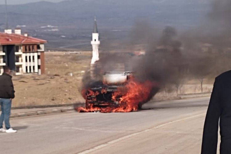 Seyir halindeki otomobil bir anda alev topuna d&ouml;nd&uuml;