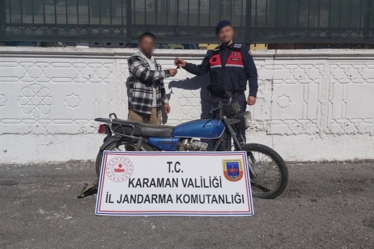 Jandarma 6 ay &ouml;nce &ccedil;alınan motosikleti bulup sahibine teslim etti