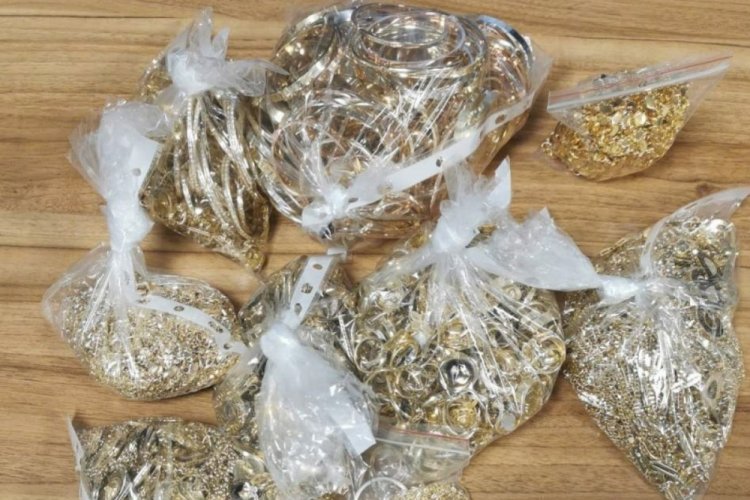 Beline sardığı 1 kilo altınla sınırı ge&ccedil;meye &ccedil;alışırken yakalandı