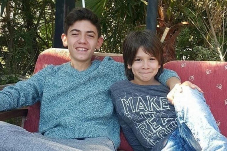 İzmir'de scooterdaki 16 ve 23 yaşındaki iki kardeşe otomobil &ccedil;arptı!